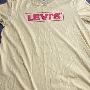 I am selling a Levi’s shirt